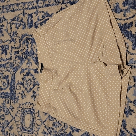 New York & Company Pants - New York and Company sz 12 pleated polka dot tan white dress shorts WS38